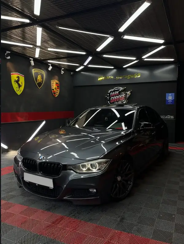 Stüdyoda parlatılmış gri BMW 3 Serisi