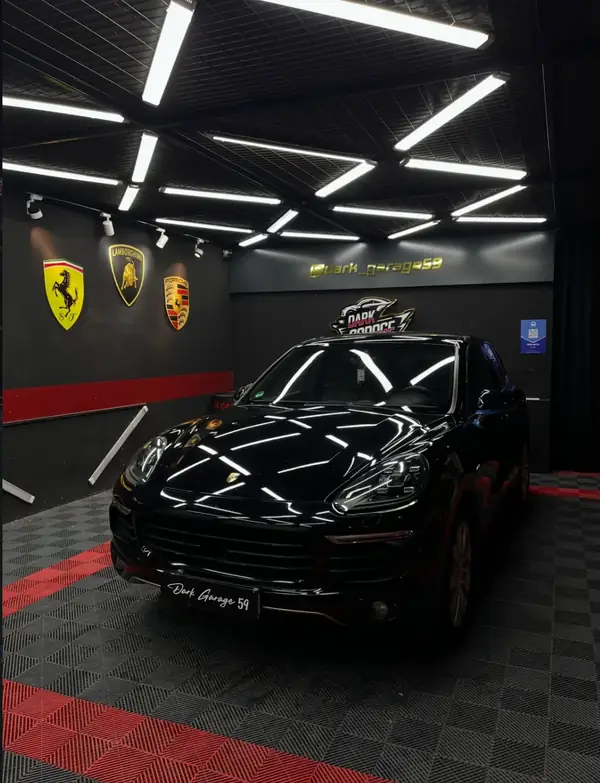 Stüdyoda parlak siyah Porsche Cayenne