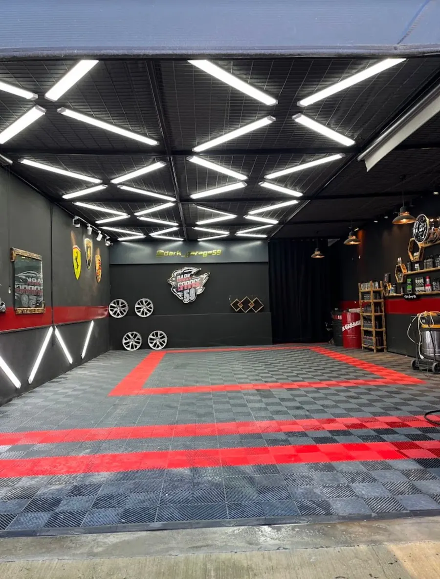 Dark Garage 59 stüdyosunda altıgen LED tavan, duvarda jantlar ve ürün rafları