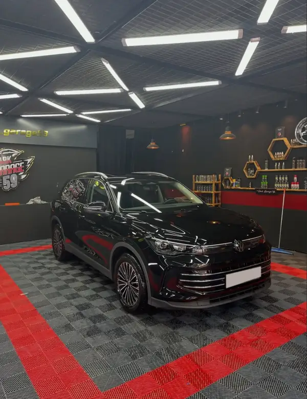 Stüdyoda siyah Volkswagen Tiguan, arkada ürün rafları